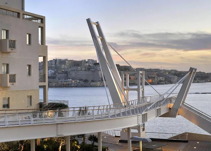 Deluxe Apartment Steps To St George\'S Bay