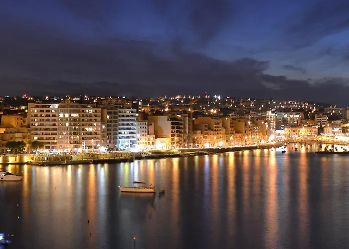 Deluxe Apartment Steps To St George\'S Bay