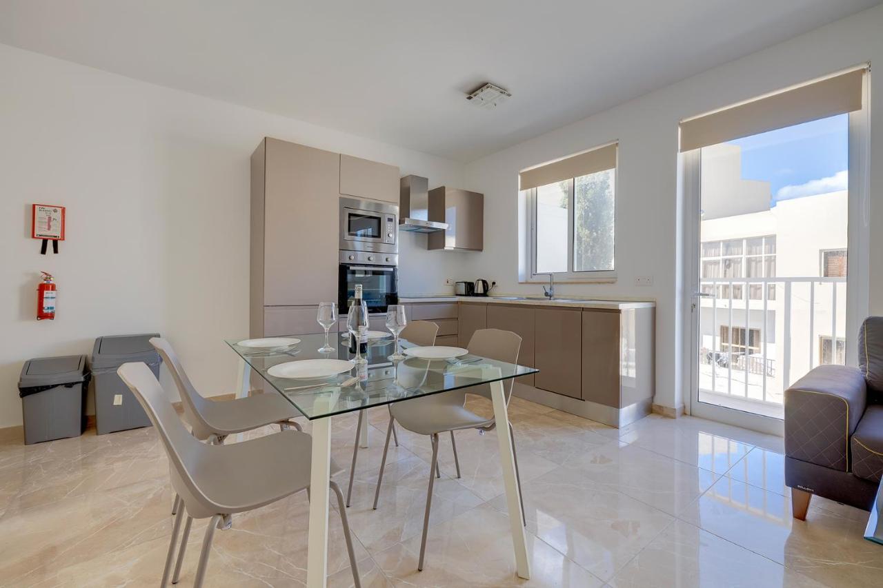 Deluxe Steps To St George's Bay Appartement