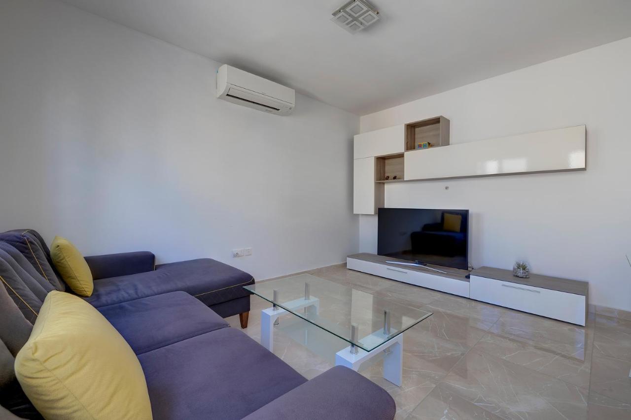Deluxe Steps To St George's Bay Appartement *